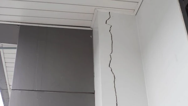 சுவர்களில் ஏன் விரிசல்கள் உள்ளன, அவை எவ்வாறு தோன்றும்?