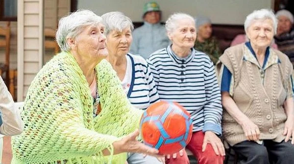 நேசிப்பவருக்கு சிறந்த முதியோர் இல்லத்தை எவ்வாறு தேர்வு செய்வது